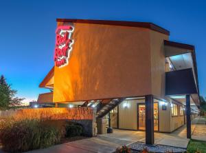 un edificio con un cartel en el costado en Red Roof Inn Michigan City, en Michigan City