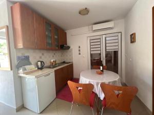 una pequeña cocina con mesa y sillas. en Apartments by the sea Sali, Dugi otok - 8110, en Sali
