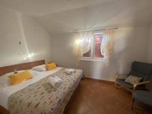 Postel nebo postele na pokoji v ubytování Apartments by the sea Sali, Dugi otok - 8110