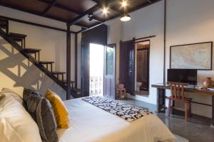 a bedroom with a bed and a desk in a room at Hotel Casa Ibarra in Acámbaro