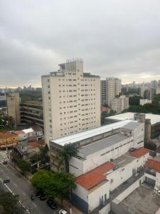 a large white building in the middle of a city at Flat VMariana PqIbirapuera Borges Lagoa com garagem 1105 in Sao Paulo