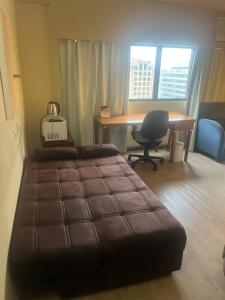 a hotel room with a bed and a desk and a table at Flat VMariana PqIbirapuera Borges Lagoa com garagem 1105 in Sao Paulo