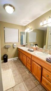 baño con lavabo y espejo grande en House with classy ceiling, en Auburn