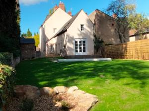 Zahrada ubytování Maison familiale près du Zoo de la Flèche avec piscine chauffée, jardin et cheminée - FR-1-410-377