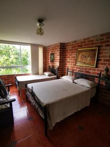 Postel nebo postele na pokoji v ubytování Finca con forma de castillo y piscina en Sopetrán