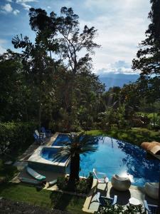 Bazén v ubytování Finca con forma de castillo y piscina en Sopetrán nebo v jeho okolí