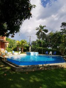 Bazén v ubytování Finca con forma de castillo y piscina en Sopetrán nebo v jeho okolí