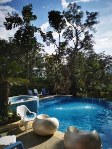 Bazén v ubytování Finca con forma de castillo y piscina en Sopetrán nebo v jeho okolí