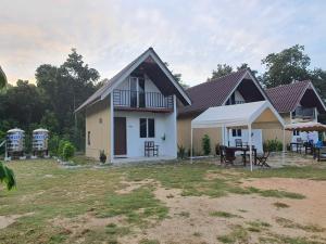 ein Haus mit einem Pferd davor in der Unterkunft TIGA PENARIK 500m away to Penarik Jetty to Pulau Redang in Kampong Ru Sepuloh