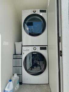 een wasmachine en een droger in de kamer bij Discount For 30 Days Plus Stay In Culver City in Los Angeles