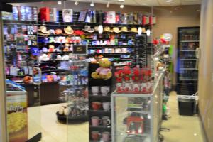 Supermarket nebo jiné obchody v  hotelu nebo okolí