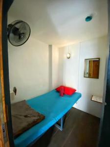 Postel nebo postele na pokoji v ubytování Pomme Hostel Restaurant & Bar - Private Sleeping Cabins