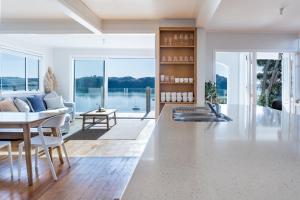 una sala de estar con un sofá y una mesa en Sunshine Rise Upstairs, en Raglan