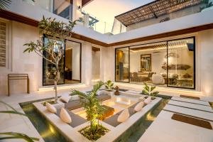 ein Wohnzimmer mit Sofa und Tisch in der Unterkunft Priviere Luxury Villa - Canggu in Canggu