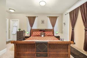1 dormitorio con 1 cama grande en una habitación en Villa Luna, en Gig Harbor