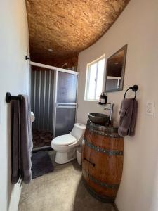 y baño con lavamanos y aseo. en Don Tomas Viñedo cabañas, en Valle de Guadalupe