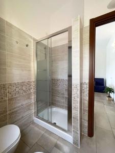 bagno con doccia in vetro e servizi igienici. di Holiday home in Costa Rei 22891 a Costa Rei