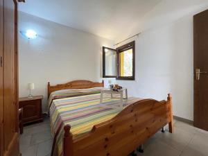 una camera da letto con un letto e un tavolo sopra di Holiday home in Costa Rei 22891 a Costa Rei