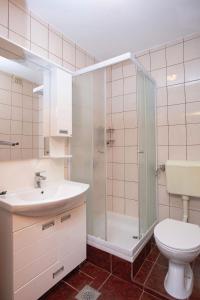 Ένα μπάνιο στο Apartments with parking space Jezera, Murter - 21148