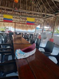 Manzanillo Beach tesisinde bir restoran veya yemek mekanı