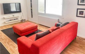 sala de estar con sofá rojo y TV en 2 Bedroom Gorgeous Home In Mlers, en Målerås