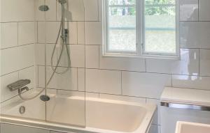 baño blanco con ducha y lavamanos en 2 Bedroom Gorgeous Home In Mlers, en Målerås