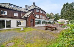 un gran edificio con una mesa de picnic delante de él en Cozy Home In Oberharz With Kitchen, en Waldschlösschen