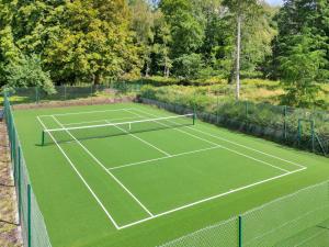 an overhead view of a tennis court at Ridge Hill Manor in Turners Hill
