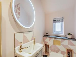 uma casa de banho com um lavatório e um espelho em St Peters Sq em Ruthin
