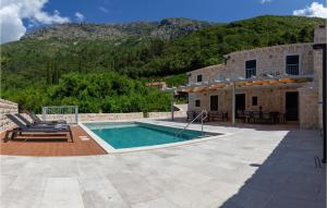 willa z basenem przed domem w obiekcie Amazing Home In Gruda With House A Panoramic View w mieście Gruda