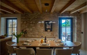 Nhà hàng/khu ăn uống khác tại Amazing Home In Gruda With House A Panoramic View