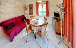 - un salon avec une table et un canapé dans l'établissement Amazing Home In Souvigne With Kitchen, à Souvigné
