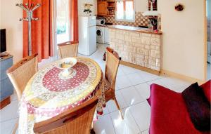 - une cuisine avec une table, des chaises et une table dans l'établissement Amazing Home In Souvigne With Kitchen, à Souvigné