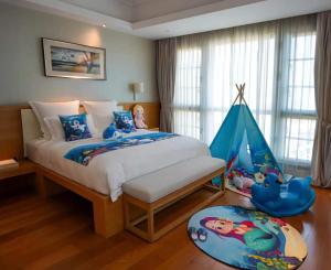 um quarto com uma cama e uma tenda de brinquedos em Residence G Nanshan em Shenzhen