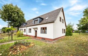 a white house with a gambrel roof at Cozy Apartment In Rechlin With Wi-fi in Rechlin