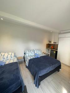 1 dormitorio con 2 camas y pared blanca en Sarah's Place San Andres en San Andrés