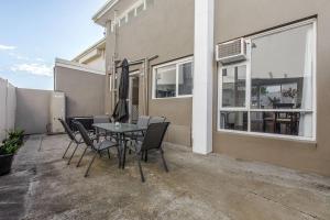 Balcone o terrazza di Beyond the Blue - Beachfront Beauty on Your Doorstep
