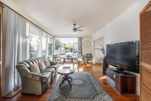 TV o dispositivi per l'intrattenimento presso Beyond the Blue - Beachfront Beauty on Your Doorstep