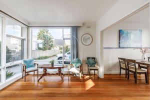 una sala da pranzo con tavolo e sedie di Beyond the Blue - Beachfront Beauty on Your Doorstep a Melbourne