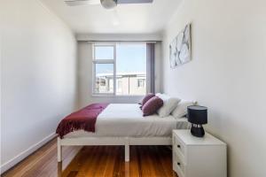 Letto o letti in una camera di Beyond the Blue - Beachfront Beauty on Your Doorstep