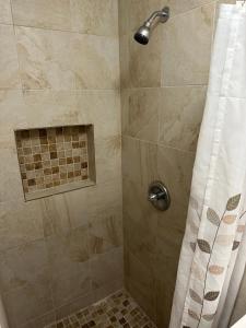 een badkamer met een douche en een douchegordijn bij COZY QUEEN BED STUDIO NEAR DOLPHIN MALL-FIU in Miami