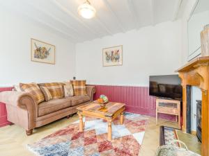 a living room with a couch and a tv at Abbots Retreat -uk40757 in Barrow upon Humber
