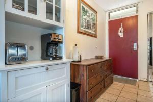 Kihei Bay Surf 208- Updated partial oceanview studio across from beach的厨房或小厨房