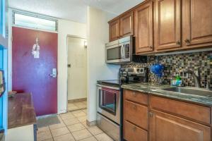 Kihei Bay Surf 208- Updated partial oceanview studio across from beach的厨房或小厨房