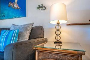 Kihei Bay Surf 208- Updated partial oceanview studio across from beach的休息区