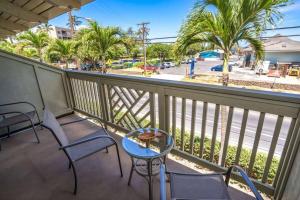 Kihei Bay Surf 208- Updated partial oceanview studio across from beach的阳台或露台