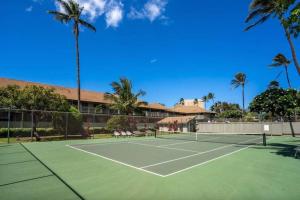 Kihei Bay Surf 208- Updated partial oceanview studio across from beach内部或周边的网球和/或壁球设施