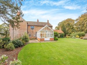 an exterior view of a brick house with a large yard at Manor Farm House - Uk45276 in Sculthorpe
