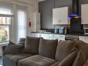 uma sala de estar com um sofá e uma cozinha em Whittles Apartment em Hornsea
