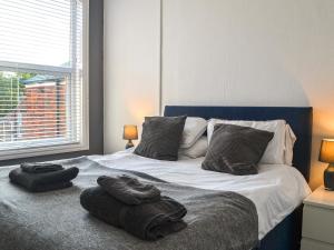 um quarto com uma cama com duas toalhas em Whittles Apartment em Hornsea